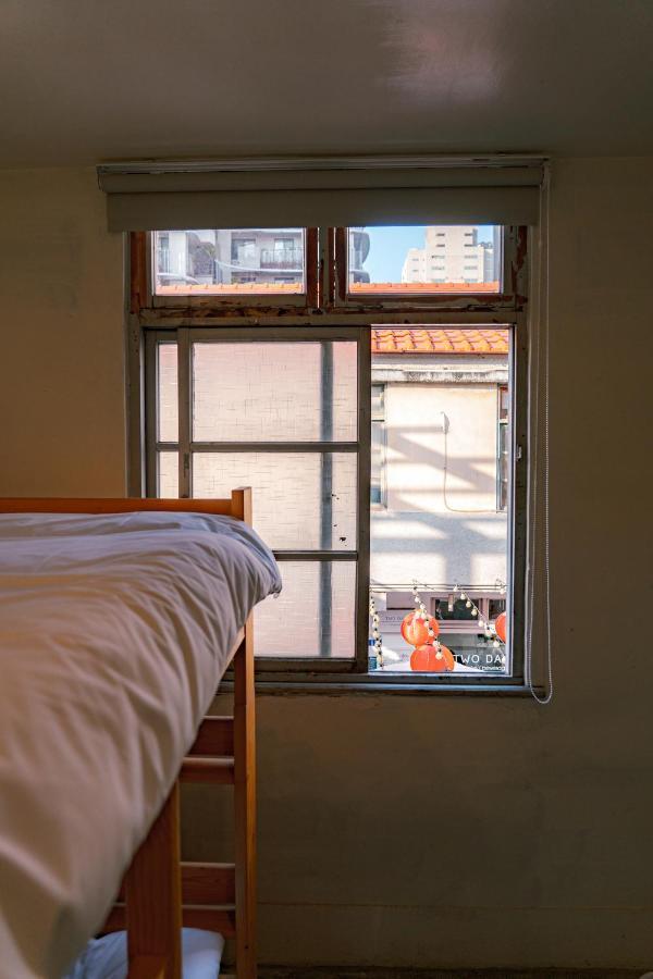 Dope Hostel Taichung Exteriör bild